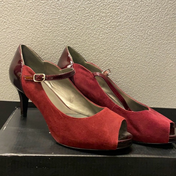 Olive Red Trotters Heels - Picture 1 of 1